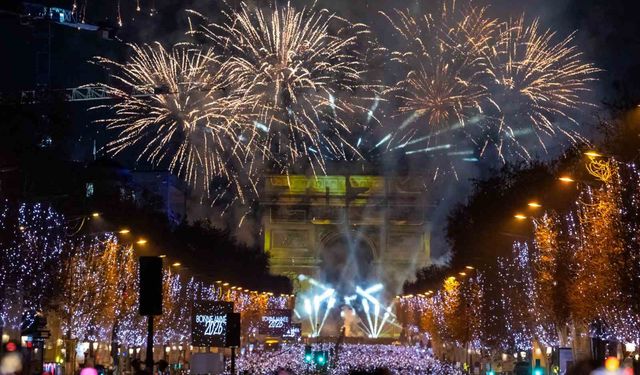 Fransa'da yeni yıl üst düzey güvenlik önlemleri altında kutlandı