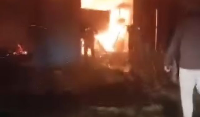 Garajda çıkan yangında traktör kullanılamaz hale geldi