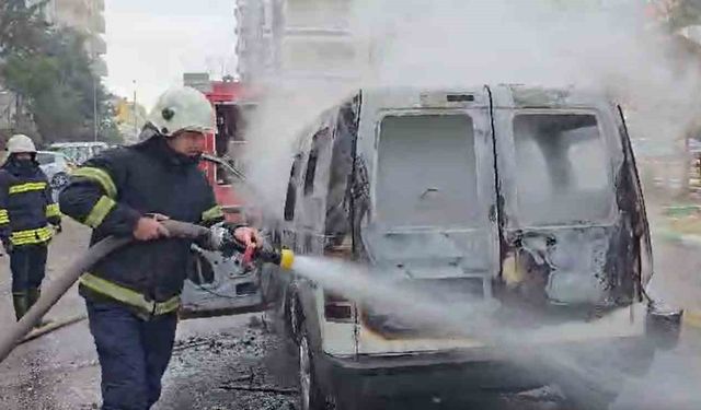 Gaziantep'te ticari araç alev alev yandı