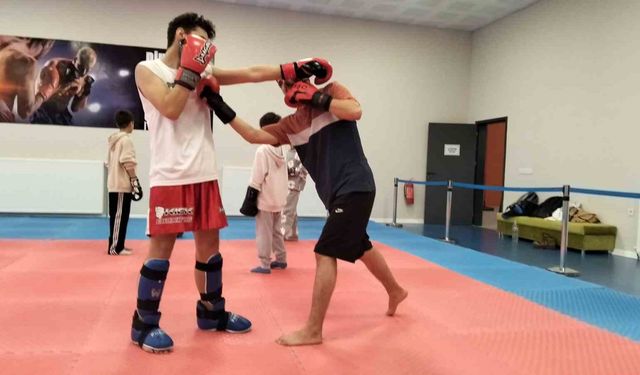 Genç sporcular Kick Boks ile zamanlarını sporla değerlendiriyor