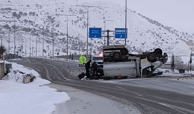 Gercüş'te meyve yüklü kamyonet devrildi, meyveleri sürücünün yardımına koşanlar topladı