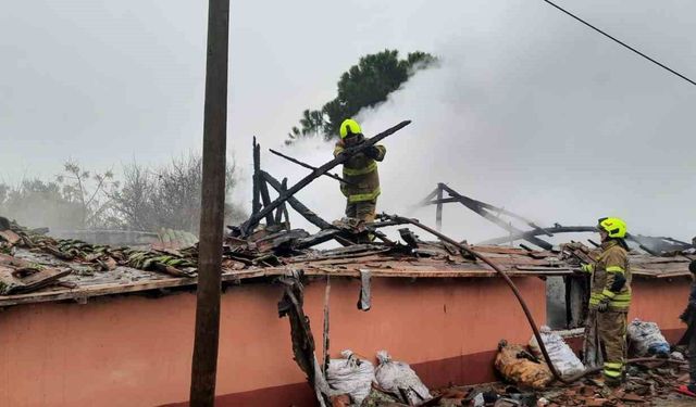 Gönen'de müstakil ev yangında kullanılamaz hale geldi