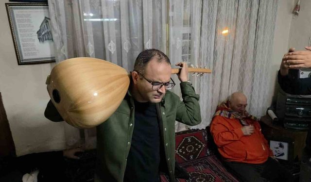 Görme engelli sanatçı sazı ensesinde çalıyor