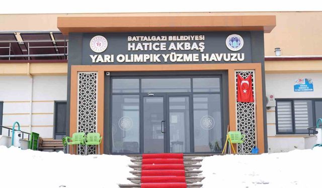 Göztepe Hatice Akbaş Yarı Olimpik Yüzme Havuzu'nda yeni dönem eğitimleri