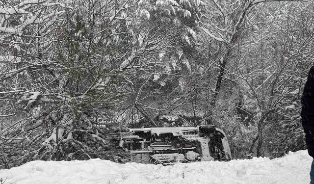 Gümüşhane'de ambulans dere yatağına yuvarlandı