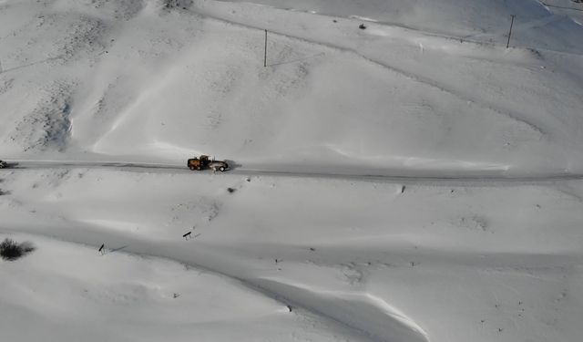 Gümüşhane'de kapanan köy yollarında kar mesaisi aralıksız sürüyor