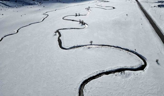 Güzeldere mendereslerinin kar manzarası hayran bıraktı