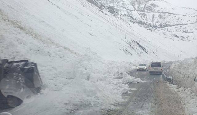 Hakkari-Çukurca yoluna düşen çığlar temizlendi