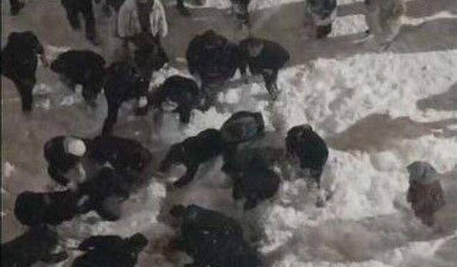 Hakkâri'de çatıdan düşen kar kütlesinin altında kalan öğrenci yaralandı