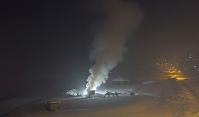 Hakkari'de itfaiye araçlarının çıkamadığı tandır evindeki yangına vatandaşlardan karla müdahale