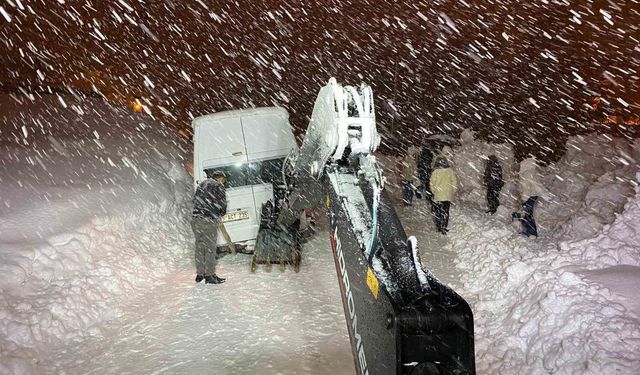 Hakkari'de kar ve tipide mahsur kalan minibüs kurtarıldı
