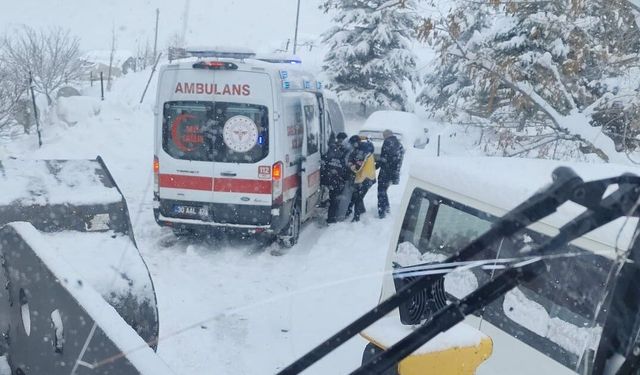 Hakkari'de yolda kalan ambulansın imdadına ekipler yetişti