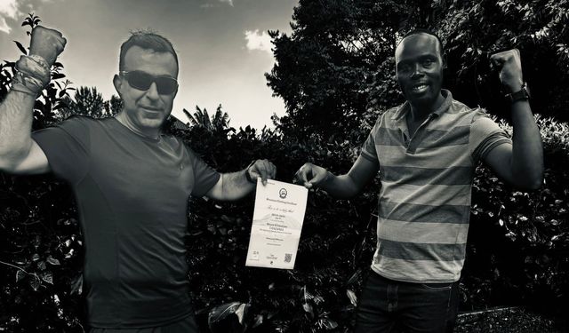 Hakkarili dağcı Kilimanjaro zirvesinde