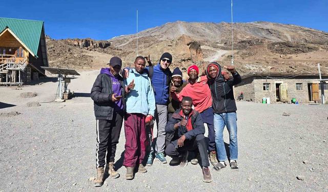 Hakkarili eğitimci Kilimanjaro'ya tırmandı