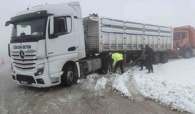Hatay'da karla kaplı yolda sürücüler zor anlar yaşadılar