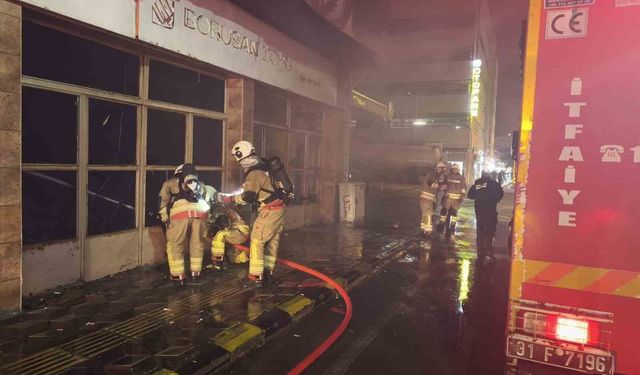 Hatay'da korkutan yangın: Akaryakıt istasyonunun yanındaki bina alevlere teslim oldu