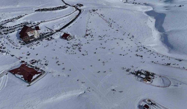 Hesarek Kayak Merkezi'nde yoğunluk: Ziyaretçiler karın keyfini çıkardı