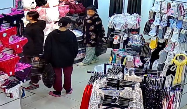 İç çamaşırı hırsızlığı kamerada: Gülerek girdiler, çalarak çıktılar