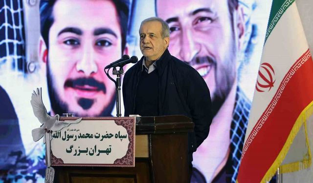 İran cumhurbaşkanından güvenlik güçlerine 'protestolara müdahale etmeyin' talimatı