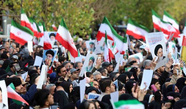 İran'da şiddet eylemlerinde ölen güvenlik güçleri ve sivilleri binlerce kişi uğurladı