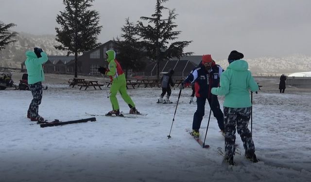 Isparta Davraz'da suni karla kayak keyfi devam ediyor