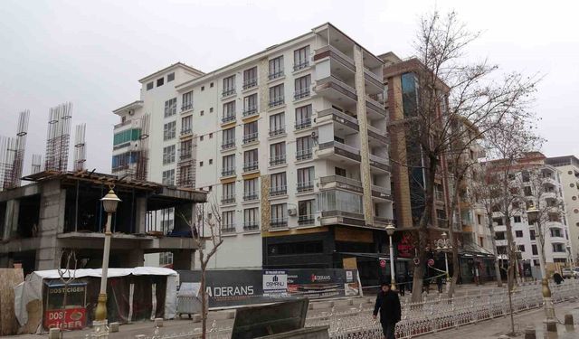 İstinat duvarı çöken bina havadan görüntülendi