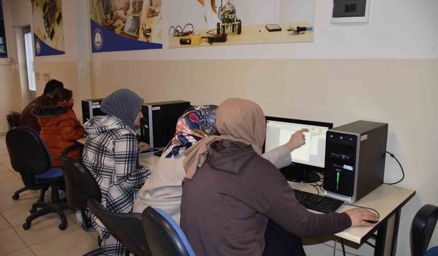 Kadınlar çocuklarıyla hayallerini tasarlıyor