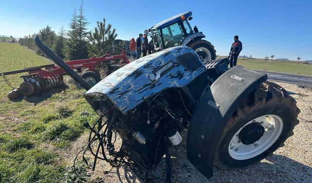 Kamyonetle çarpışan traktör ikiye bölündü