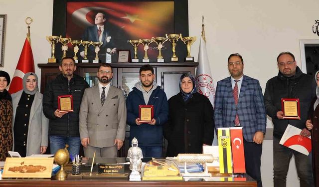 Kanser taramalarında başarı gösteren sağlık çalışanlarına plaket verildi