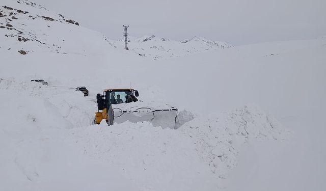 Kar kalınlığı iş makinelerinin boyunu aştı, çalışmalar durmadı