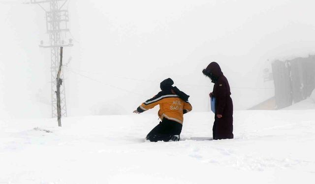 Kar ve tipiye rağmen şifa yolu açık, paletli ambulanslar görevde