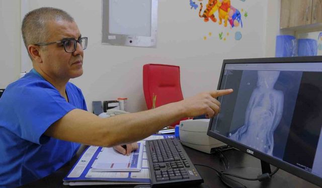 Karaman'da boğazına kumanda pili kalan kaçan bebek ölümden döndü