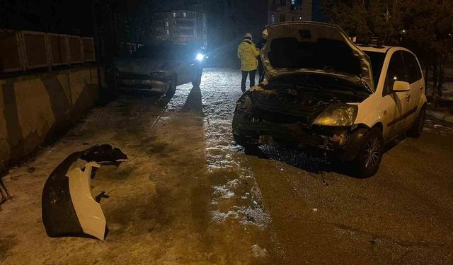 Karaman'da park halindeki 2 araca çarpan otomobilin sürücüsü kaza yerini terk etti