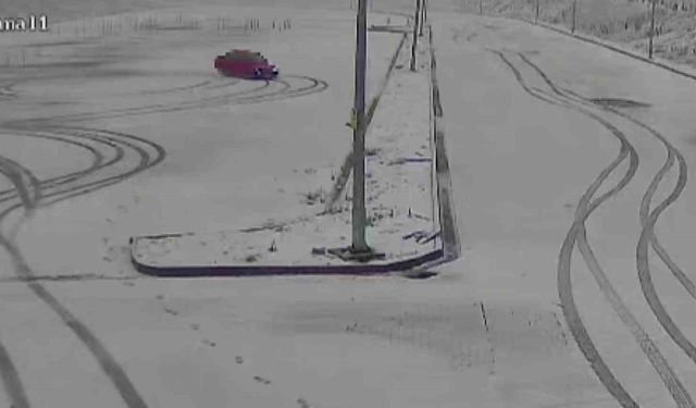 Karla kaplı sınav parkurunda drift yaptılar, kameraya yakalandılar