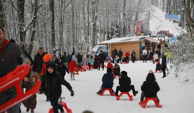 Karne hediyesi kar eğlencesi: Aktepe'de 7'den 70'e kızak şöleni