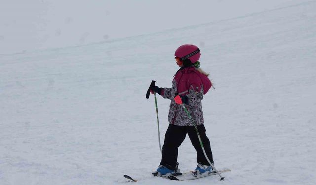 Karslı çocuklar Sarıkamış'ta kayak öğreniyor