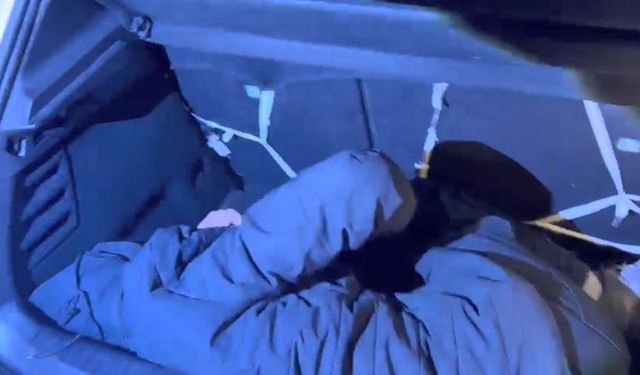 Kars'ta araçların bagajında 2 düzensiz göçmen yakalandı, 3 organizatör gözaltına alındı