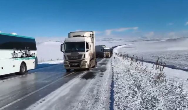 Kars'ta buz pisti gibi yol: Çok sayıda tır kaydı, vatandaşlar mahsur kaldı