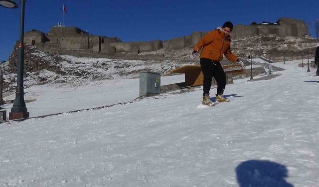 Kars'ta kızağını kapan kale yokuşuna koştu