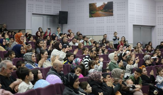 Kartepe'de çocuklar 'Karlar Diyarı' oyunuyla eğlendi