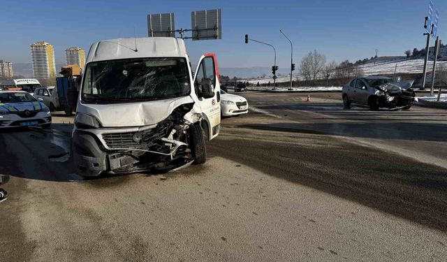 Kastamonu'da minibüs ile otomobil çarpıştı: 1 yaralı