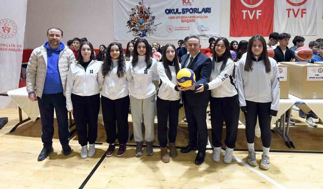 Kastamonu'da spor kulüpleri ve okullara 7 milyon TL değerinde malzeme desteği