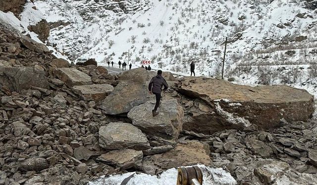 Kayaların düştüğü kara yolu yeniden ulaşıma açıldı