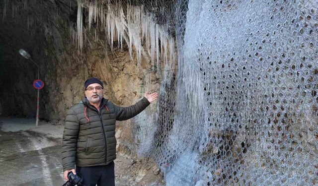 Kemaliye'de 'dünyanın en zorlu yolları' arasında gösterilen 'Taş Yolu' buz tuttu