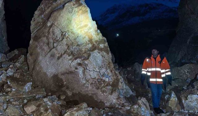 Kemaliye'de Taş Yolu geçici olarak trafiğe kapatıldı