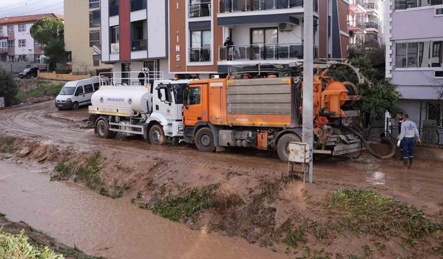 Kemalpaşa'da menfeze sıkışan aracı kurtarma çalışmaları sürüyor
