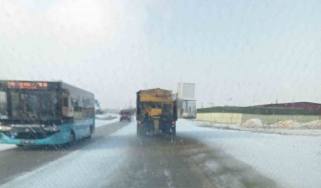 Kırıkkale'de yollarda buzlanmaya karşı tuzlama çalışması