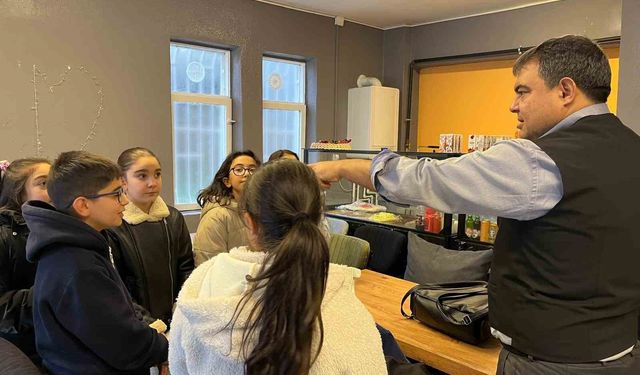 Kırşehir Vali Yardımcısı Balcı tost yaptı, öğrencilerin hesabını ödedi