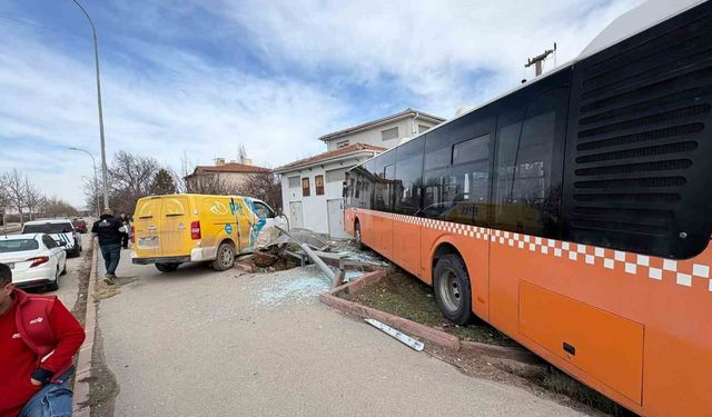Kırşehir'de kargo aracı belediye otobüsüne çarptı