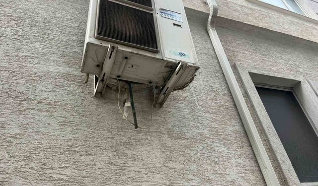 Klima suyu kaldırımı buz pistine çevirdi